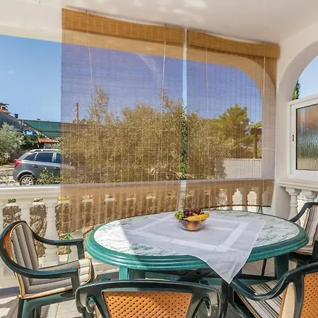 펜션 4 Bedroom Cozy In