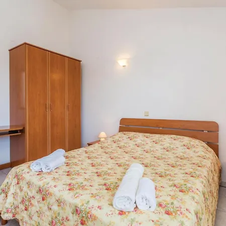4 Bedroom Cozy In Poljice(Krk)