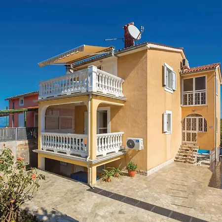 펜션 4 Bedroom Cozy In
