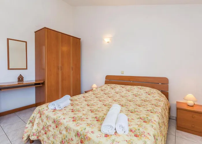 4 Bedroom Cozy In Poljica